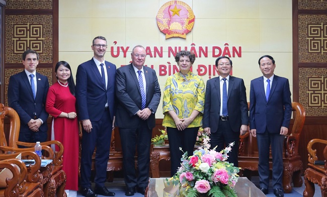 Lãnh đạo tỉnh Bình Định chụp ảnh lưu niệm cùng đoàn công tác CHLB Đức