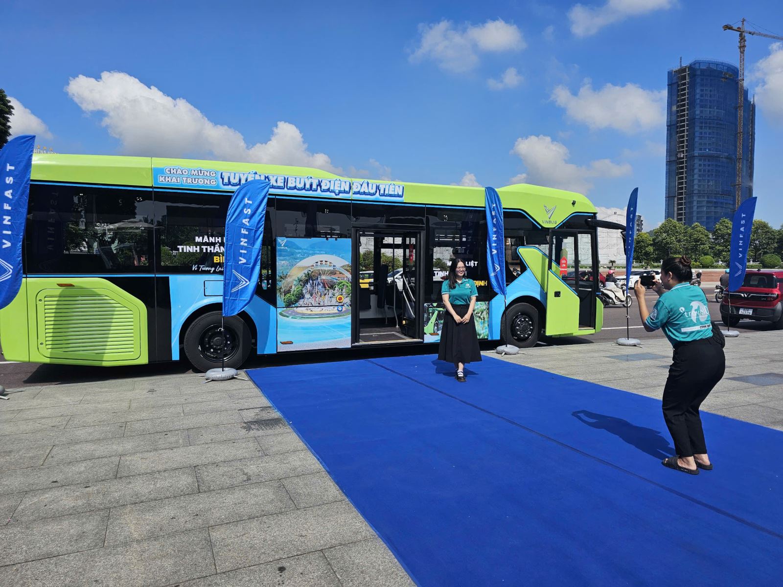 Du khách, người dân thích thú chụp hình với xe buýt điện 