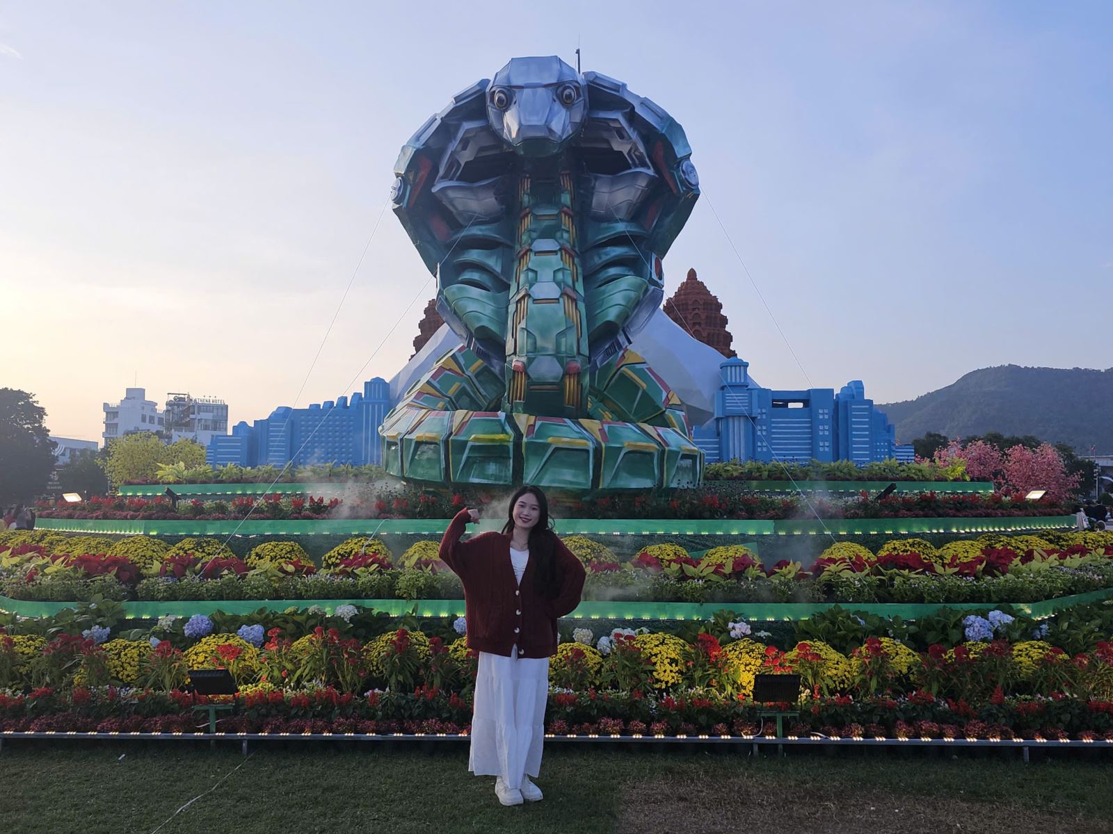 Du khách chụp hình với linh vật xuân Ất Tỵ trong tạo hình cách điệu hiện đại theo xu hướng chuyển đổi số