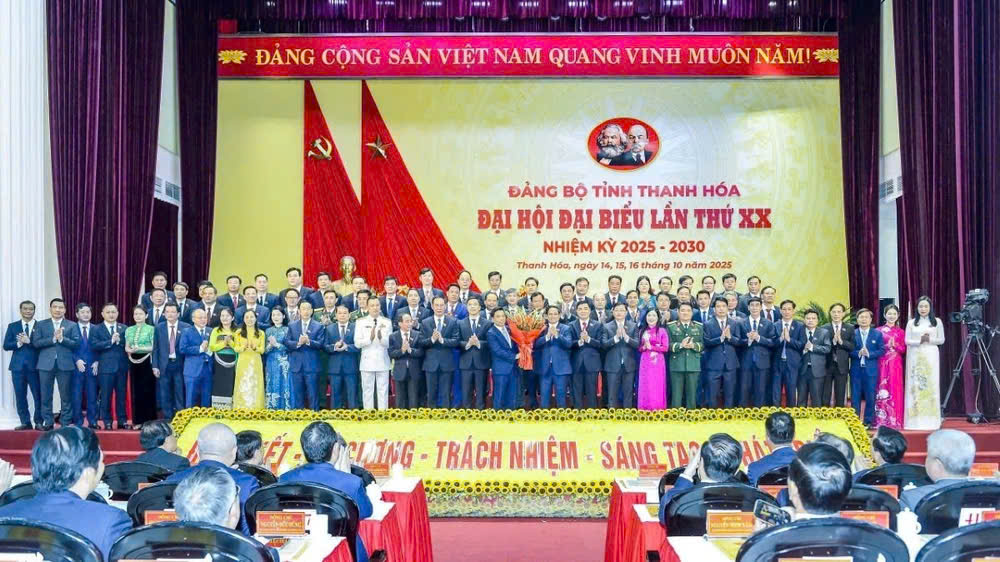 Thủ tướng tặng hoa chúc mừng Đại hội.
