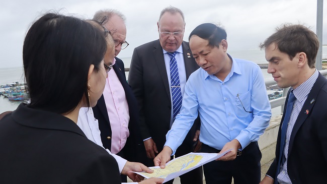 Lãnh đạo hai bên khảo sát thực địa dự án tại huyện Phù Cát và Phù Mỹ