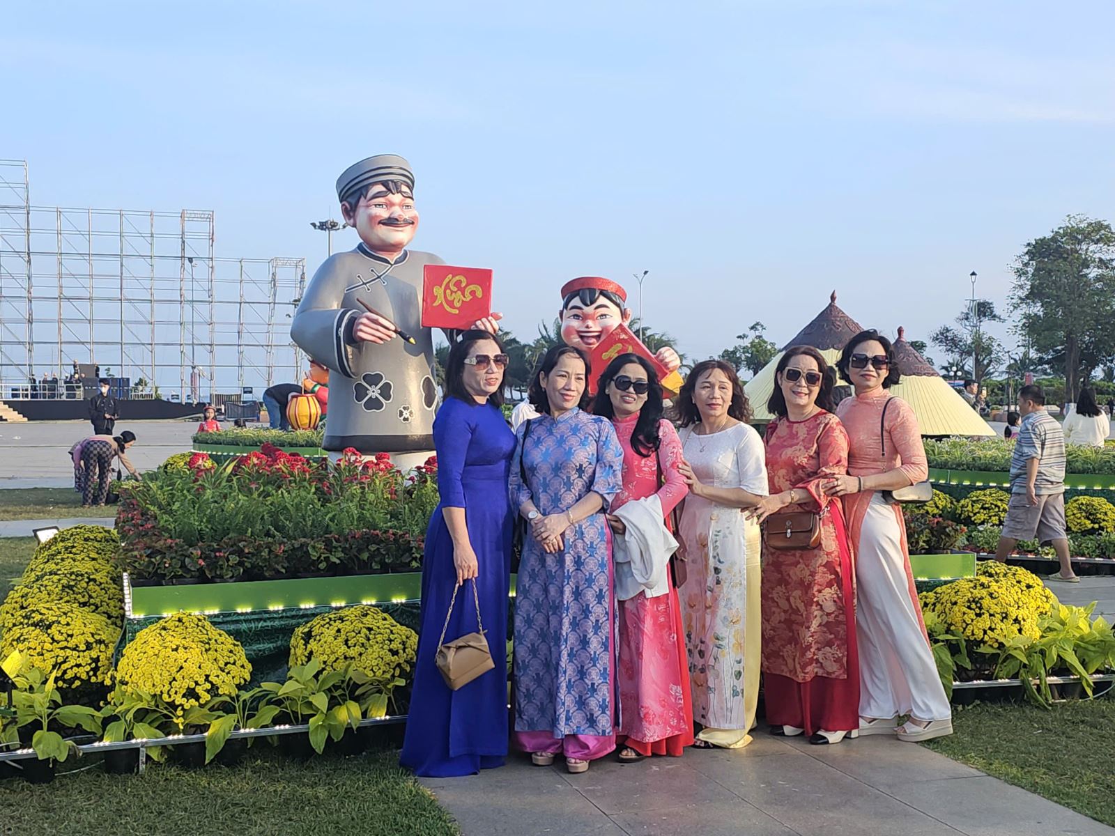 Du khách thích thú chụp hình với các tiểu cảnh năm Ất Tỵ 2025