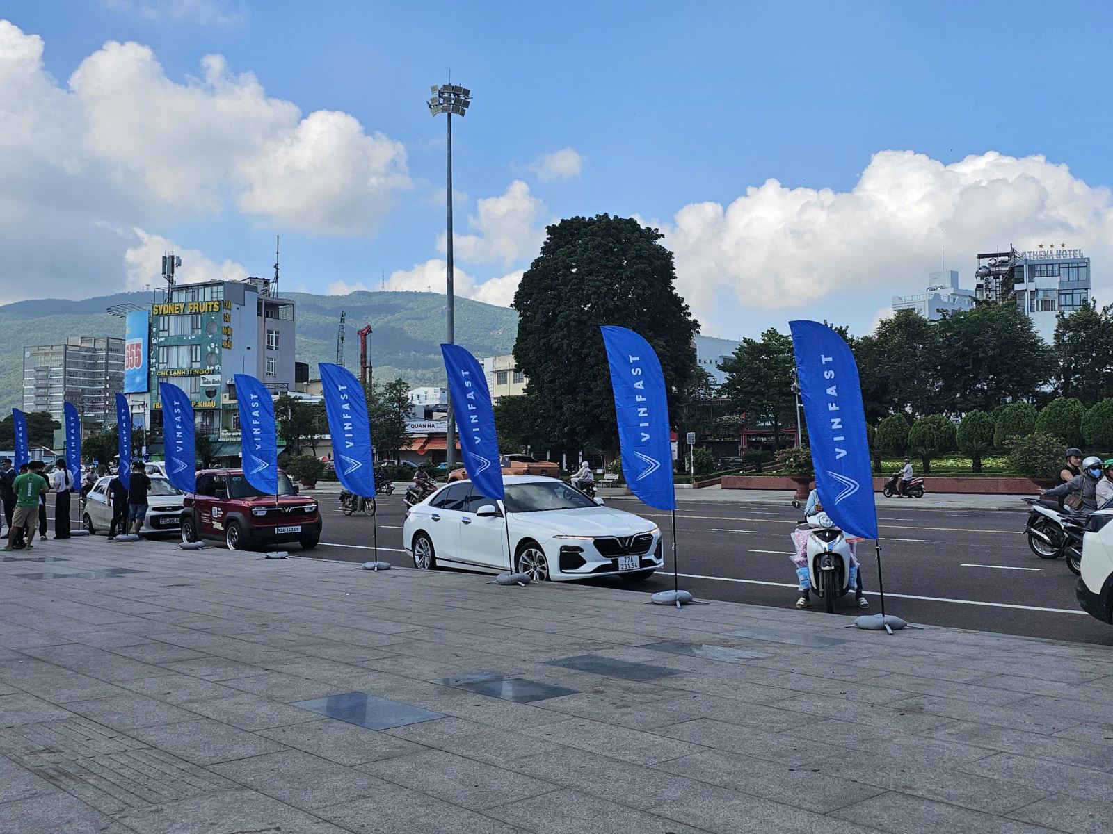 Từ ngày 15 - 17/11 tại Quảng trường Nguyễn Tất Thành (TP Quy Nhơn) diễn ra sự kiện trưng bày, giới thiệu các dòng xe điện của Vingroup và các công ty thành viên