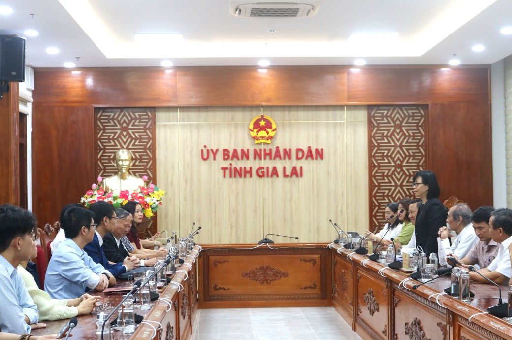 Quang cảnh buổi làm việc của Phó Chủ tịch UBND tỉnh Gia Lai Nguyễn Thị Thanh Lịch với đoàn làm phim “Tây Sơn thất hổ tướng”