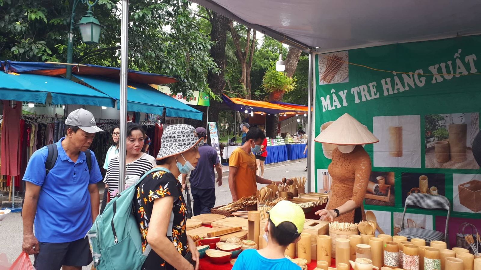 Các sản phẩm làng nghề đạt tiêu chuẩn OCOP Hà Nội được giới thiệu tại chương trình.