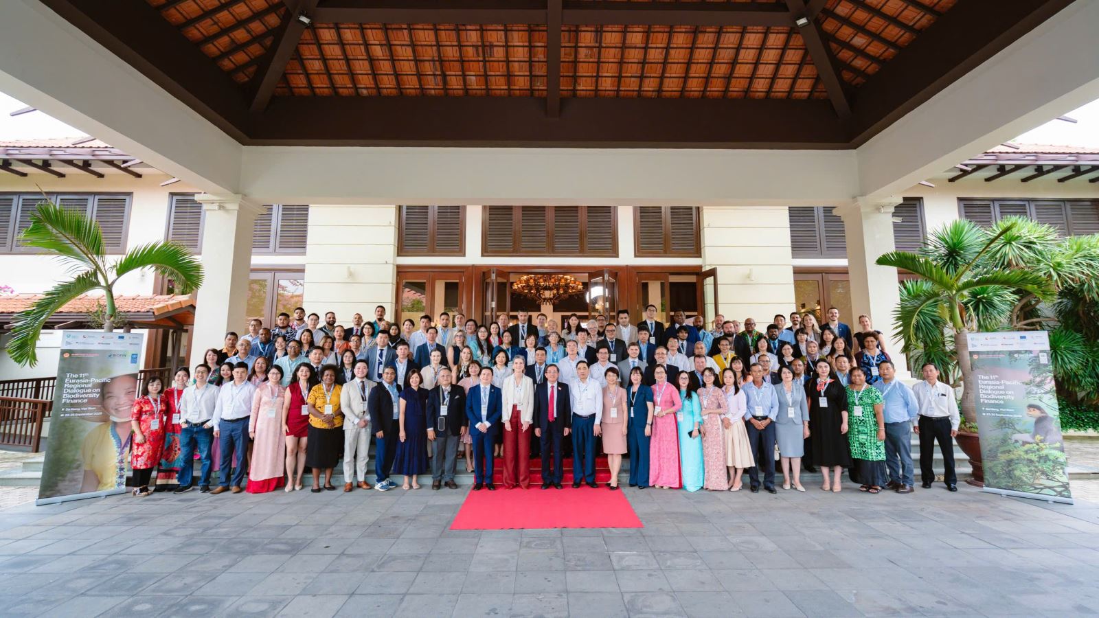 Các đại biểu dự Hội nghị EAPAC lần thứ 11 chụp ảnh lưu niệm