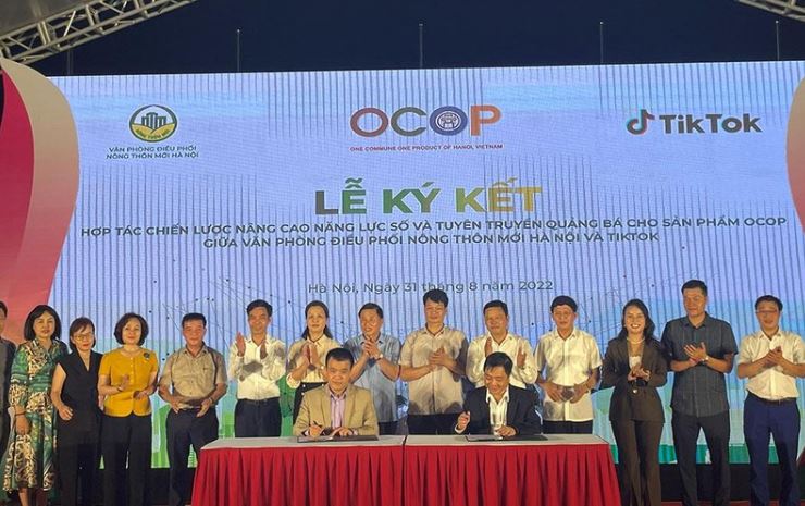 Ký kết hợp tác giữa Văn phòng điều phối nông thôn mới Hà Nội với TikTok Việt Nam.