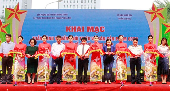Các đại biểu cắt băng khai mạc tuần hàng tư vấn, giới thiệu và bán sản phẩm OCOP thành phố Hà Nội.