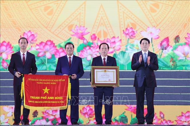 Chủ tịch nước Lương Cường trao danh hiệu Thành phố Anh hùng cho Đảng bộ, chính quyền và nhân dân Thành phố Hải Phòng