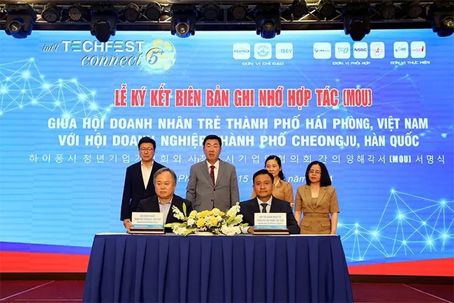 Hội Doanh nhân trẻ Hải Phòng và Hội Doanh nghiệp TP Cheongju (Hàn Quốc) ký kết biên bản ghi nhớ hợp tác. Ảnh Phương Thanh 