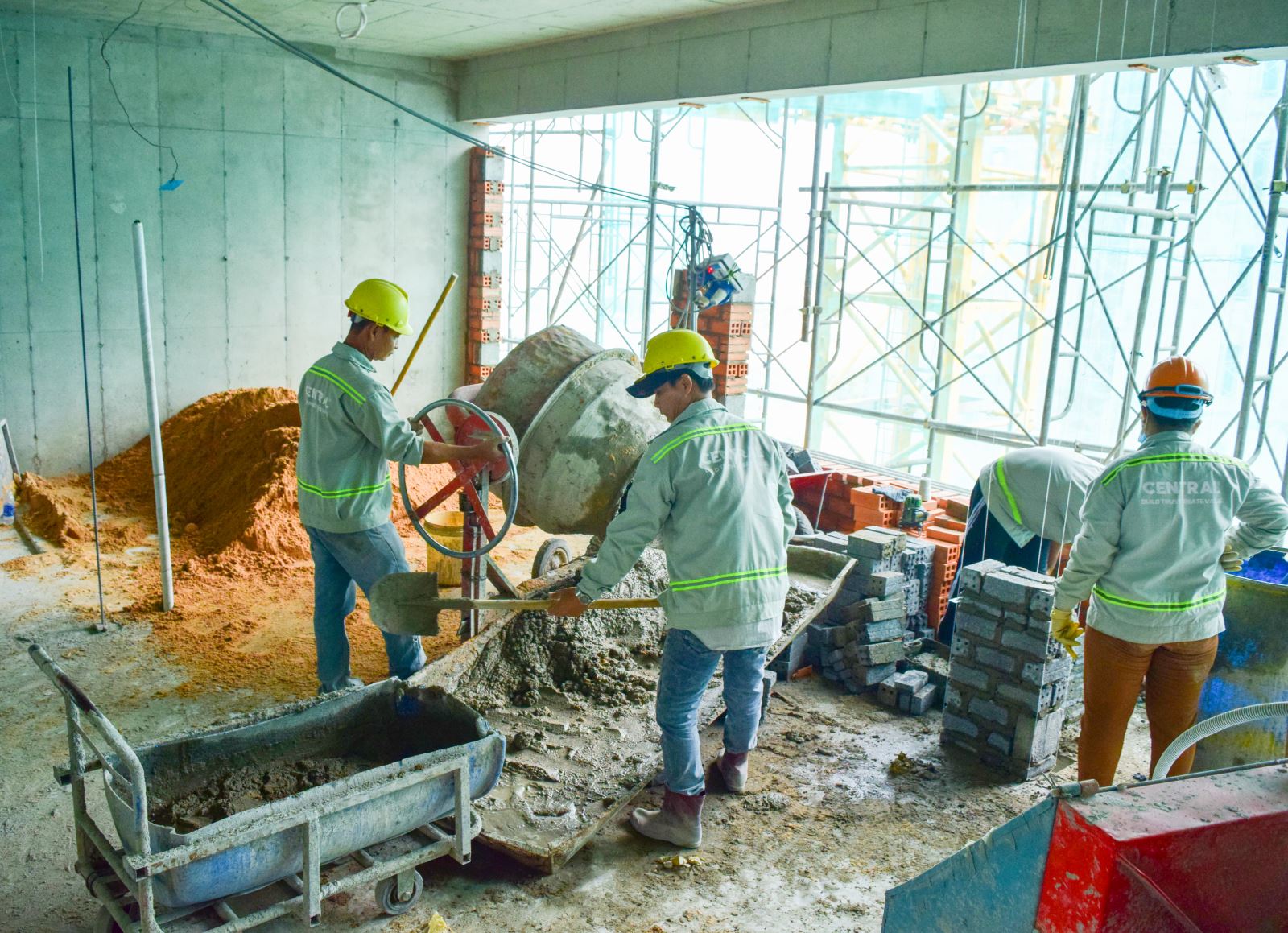 Các công nhân đang cố gắng đưa dự án về đích đúng như kỳ vọng