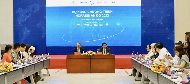 ông Mai Hùng Dũng – Phó Chủ tịch Thường trực UBND tỉnh Bình Dương và Tiến sĩ Frank-Jurgen Richter - Chủ tịch Horasis chủ trì cuộc họp báo