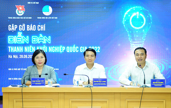 Đồng chí Nguyễn Ngọc Lương, Bí thư Trung ương Đoàn, Chủ tịch Trung ương Hội LHTN Việt Nam chủ trì buổi gặp gỡ báo chí