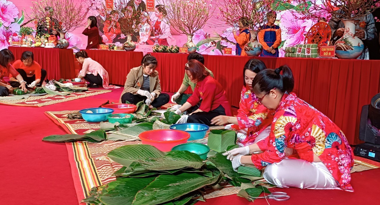 Công nhân, người lao động sôi nổi tham gia cuộc thi gói bánh chưng tại Chương trình Tết Sum vầy 2024