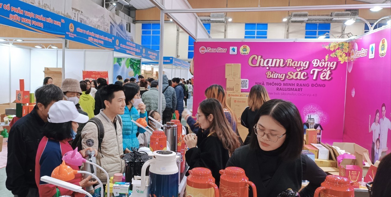 Các gian hàng tại Chợ Tết Công đoàn năm 2024 của LĐLĐ TP Hà Nội tổ chức, thu hút hàng nghìn CNLĐ tham gia mua sắm với nhiều ưu đãi