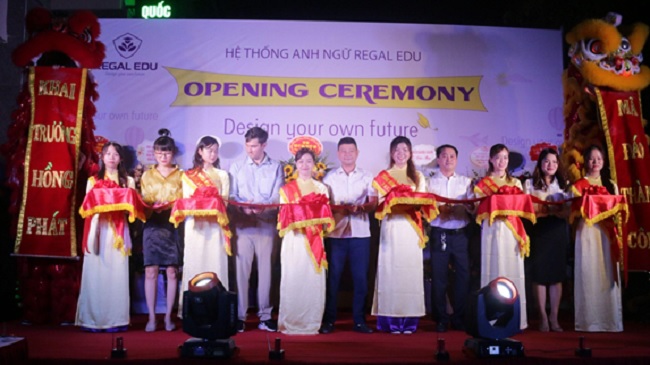Đại diện Nhà sáng lập, giáo viên Regal Edu cắt băng tại Lễ khai trương Regal Edu An Hưng.
