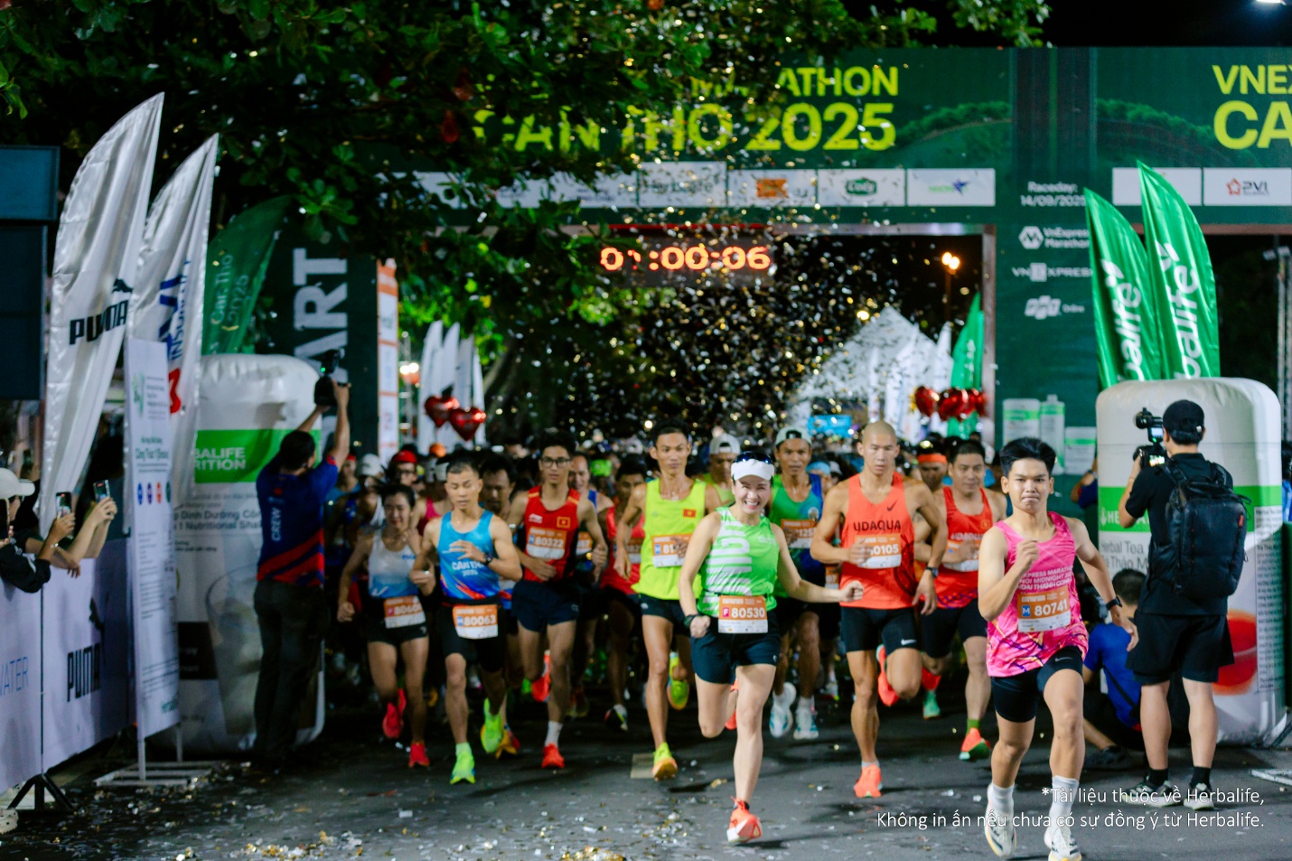 Các VĐV xuất phát tại Vnexpress Marathon Cần Thơ 2025