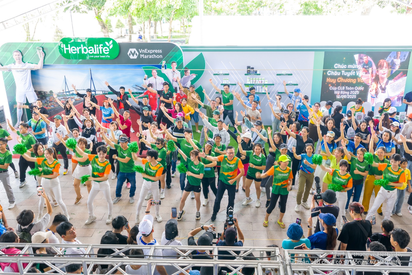 Ông Vũ Văn Thắng, Tổng Giám đốc Herbalife Việt Nam và Campuchia cùng các Thành Viên Herbalife & VĐV Châu Tuyết Vân tại sự kiện Vnexpress Marathon Cần Thơ 2025