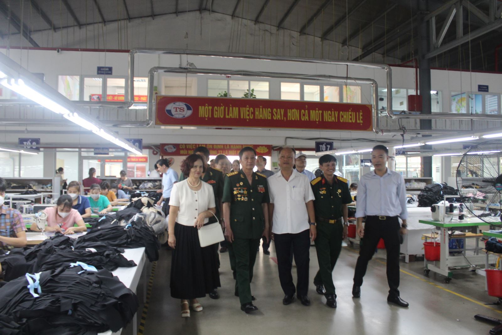 Đoàn đến thăm và trao quà tri ân Doanh nhân Trinh Xuân Lâm