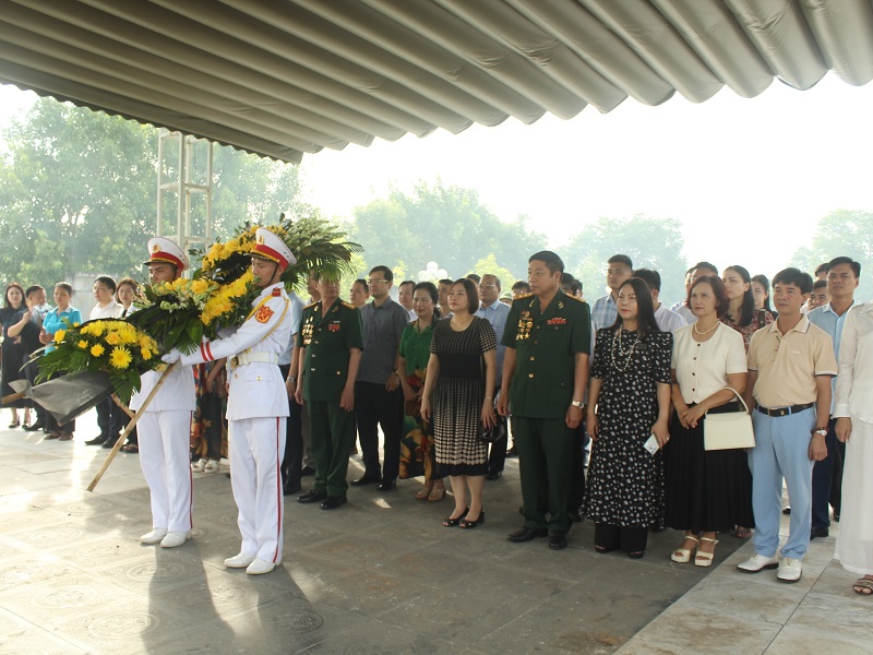 Đoàn đại biểu Hiệp hội Doanh nghiệp tỉnh Thanh Hóa đã đến dâng hoa, dâng hương tại Nghĩa trang liệt sỹ Hàm Rồng.