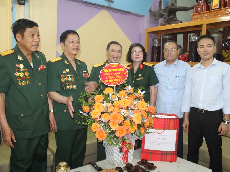 Đoàn thăm, tặng quà anh hùng lực lượng vũ trang Nhân dân Vũ Trung Thướng tại thị xã Bỉm Sơn