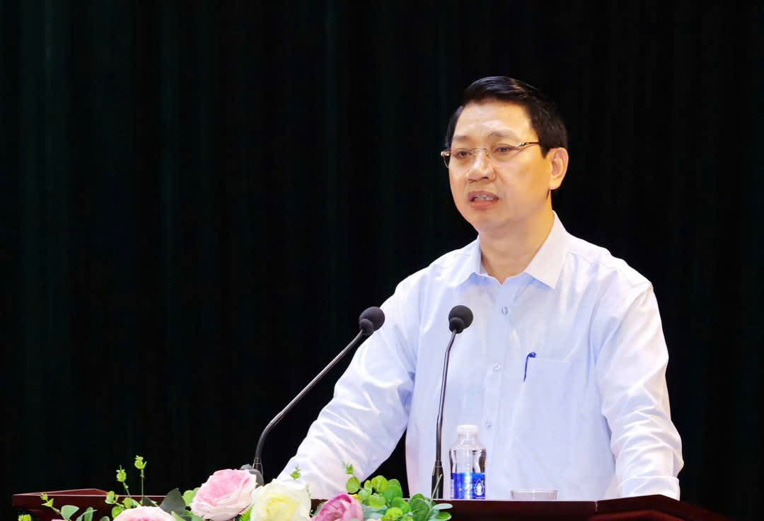 Ông Lê Đức Giang, Phó Chủ tịch UBND tỉnh Thanh Hoá quán triệt các doanh nghiệp khai thác, chế biến khoáng sản trên địa bàn tỉnh tại hội nghị.