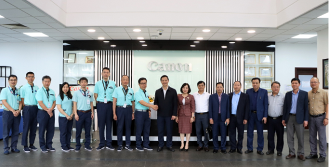  Ông Vương Quốc Tuấn, Phó Chủ tịch Thường trực UBND tỉnh Bắc Ninh trong buổi gặp gỡ tháo gỡ kiến nghị, vướng mắc tại Công ty TNHH Canon Việt Nam.