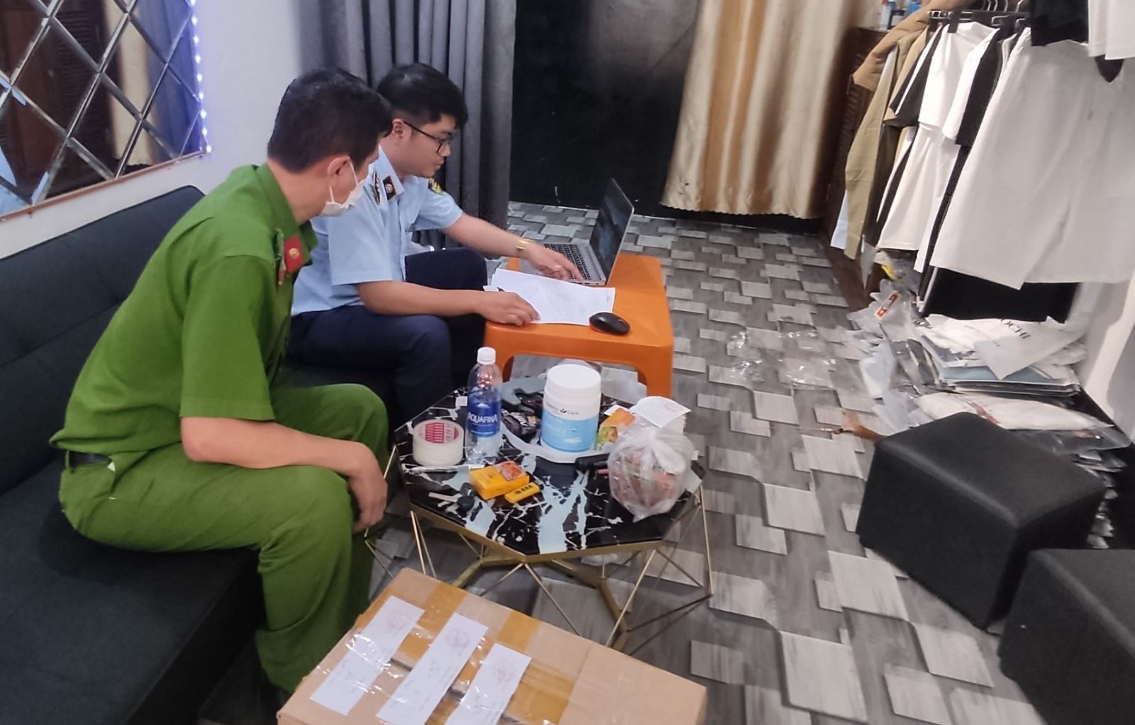 Cơ quan chức năng lập biên bản tạm giữ hàng hóa vi phạm