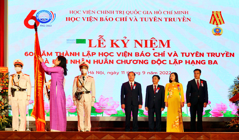 Phó Chủ tịch nước Võ Thị Ánh Xuân trao Huân chương Độc lập hạng Ba cho Học viện Báo chí và Tuyên truyền.