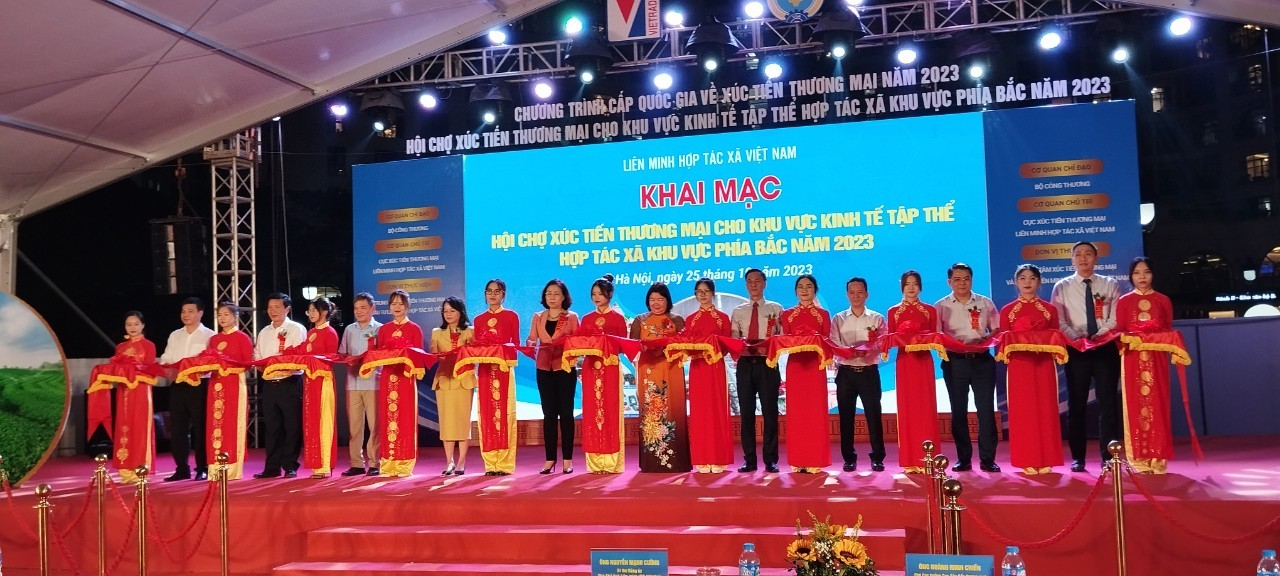 Nghi thức cắt băng khai mạc Hội chợ