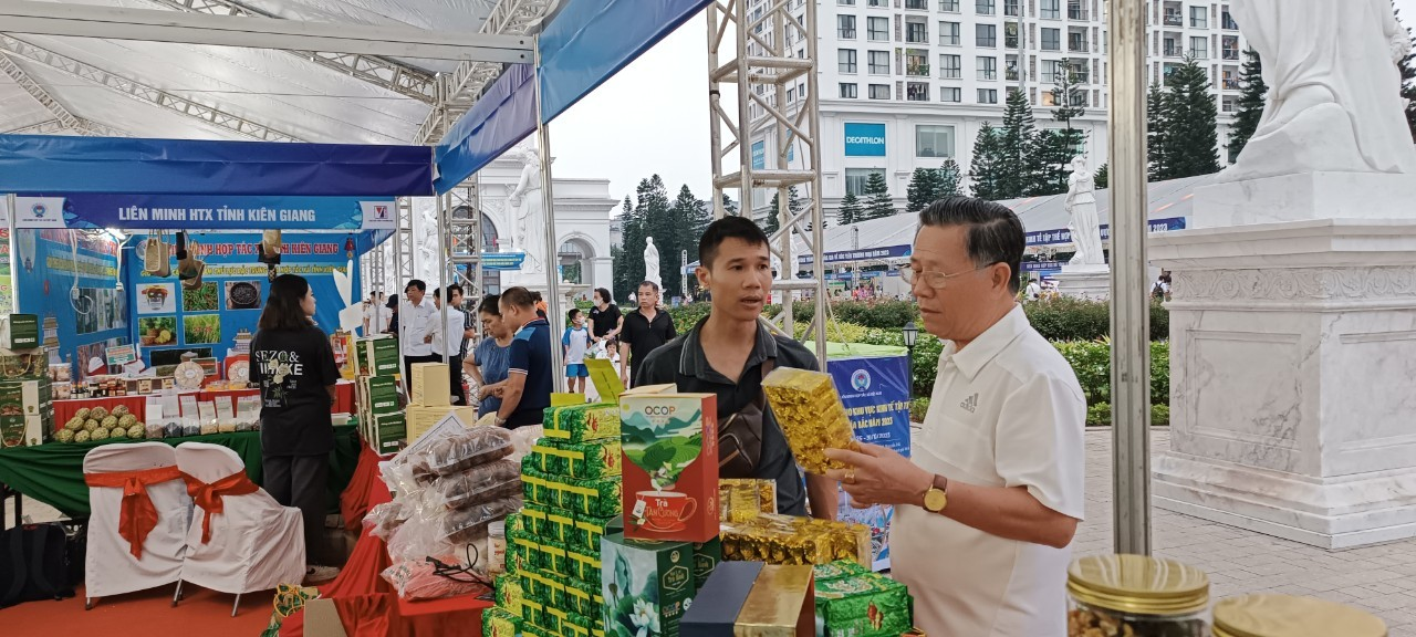 Các sản phẩm tại Hội chợ thu hút sự quan tâm của khách hàng ngay từ ngày đầu trưng bày