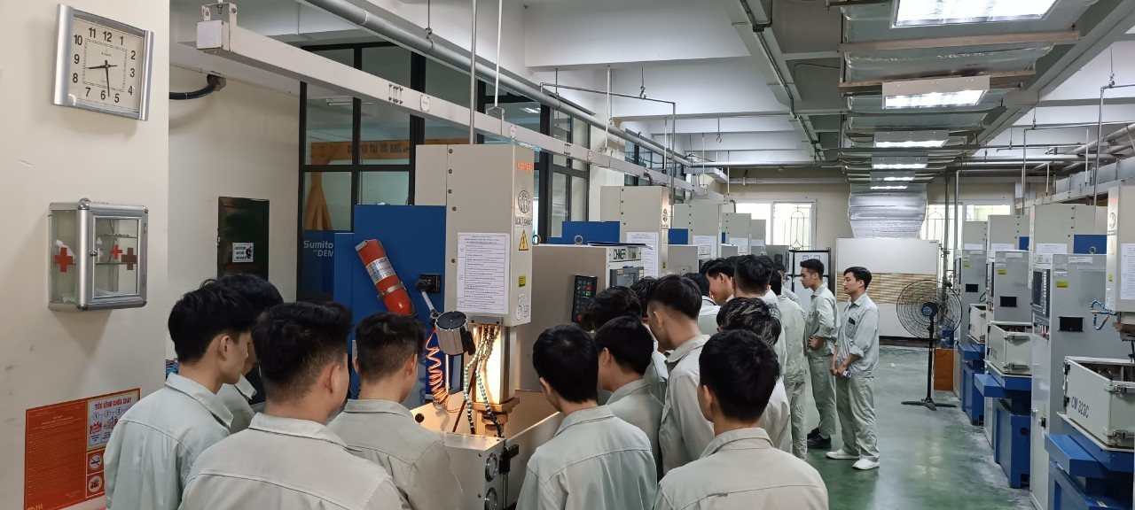 Sinh viên trường Đại học Công nghiệp Hà Nội thực hành với máy móc 