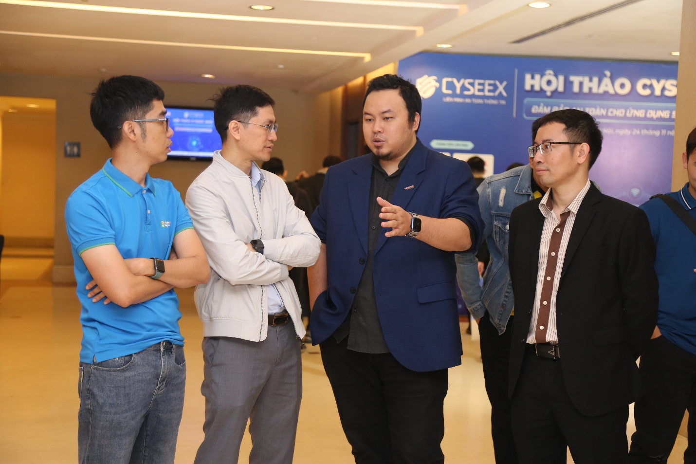 Đại diện các công ty công nghệ thảo luận, chia sẻ bên lề Hội thảo