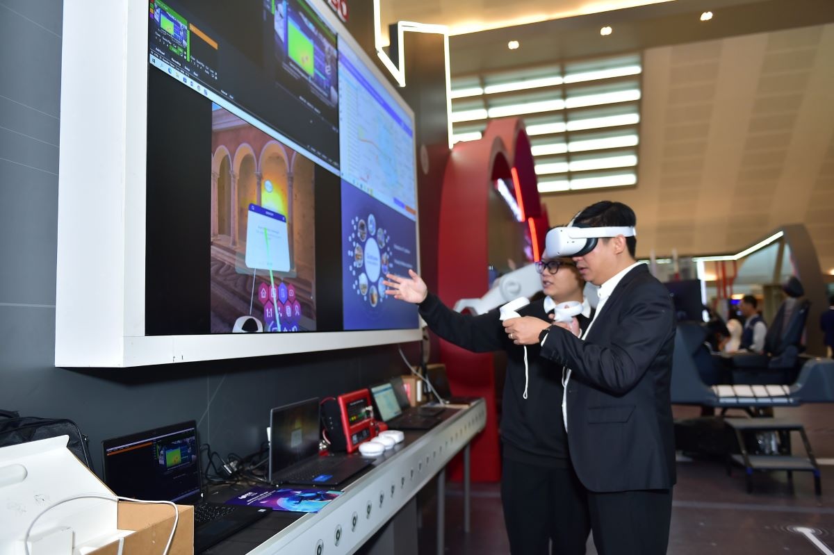 khách tham dự khám phá và trải nghiệm hệ sinh thái giải pháp số tại khu trưng bày sản phẩm, trình diễn công nghệ của Viettel