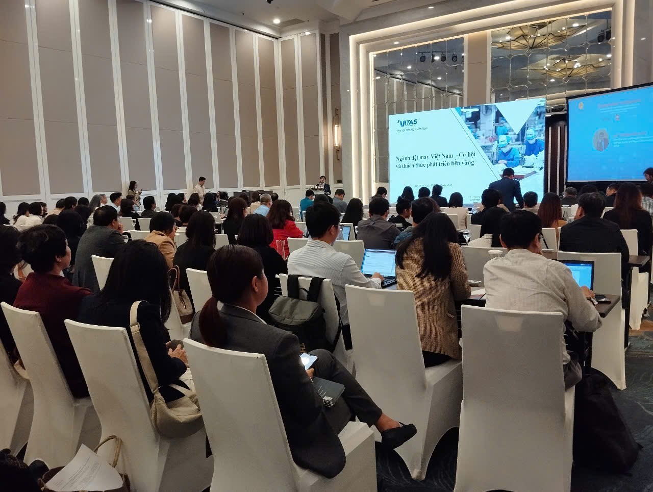 Quang cảnh Hội thảo quốc tế “Hợp tác phát triển bền vững ngành Dệt may và Da giày Việt Nam”