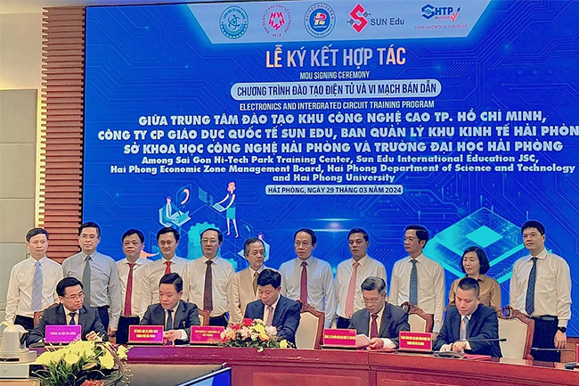 Lãnh đạo TP. Hải Phòng; Bộ Khoa học và Công nghệ và đại biểu chứng kiến lễ ký kết hợp tác giữa Khu công nghệ cao TP. Hồ Chí Minh, Công ty Cổ phần Giáo dục Quốc tế Sun Edu với Ban Quản lý khu kinh tế Hải Phòng, Sở Khoa học và Công nghệ Hải Phòng và Trường Đại học Hải Phòng. Ảnh Minh Khuê