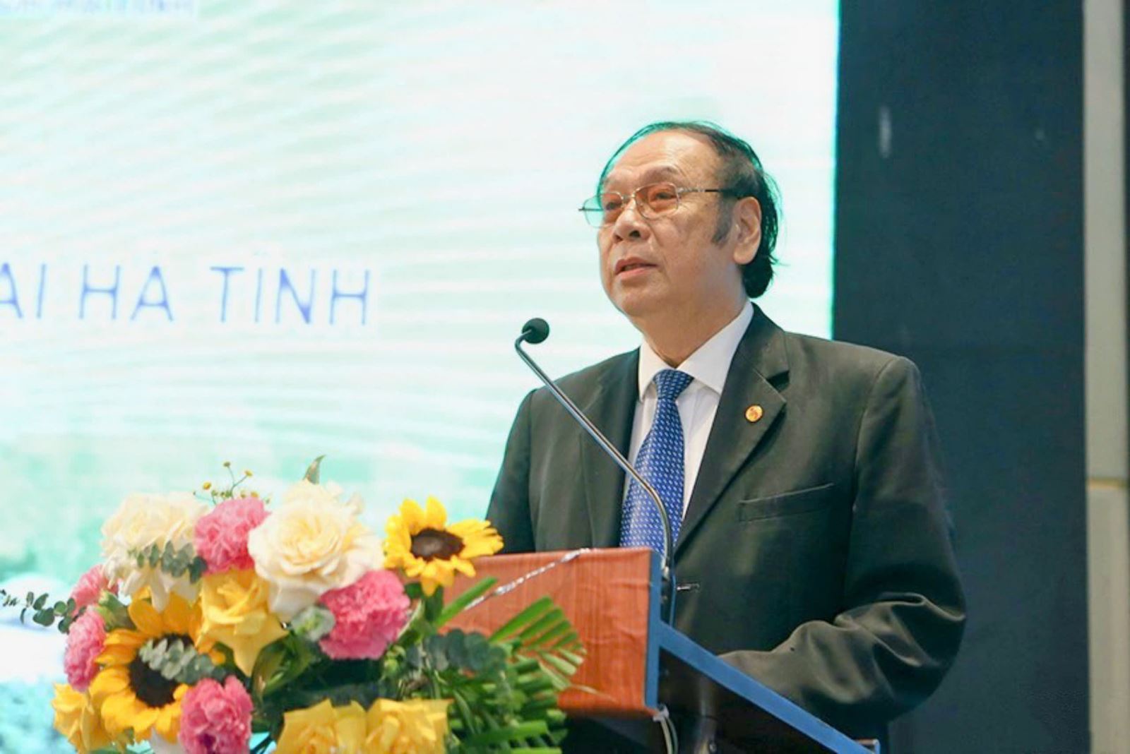 Đại biểu trình bày tham luận tại hội thảo.