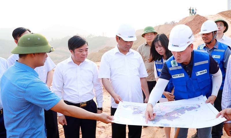 Chủ tịch UBND tỉnh Thái Nguyên Trịnh Việt Hùng cùng lãnh đạo thành phố Phổ Yên kiểm tra dự án sân golf Glory tại xã Thành Công, thành phố Phổ Yên.