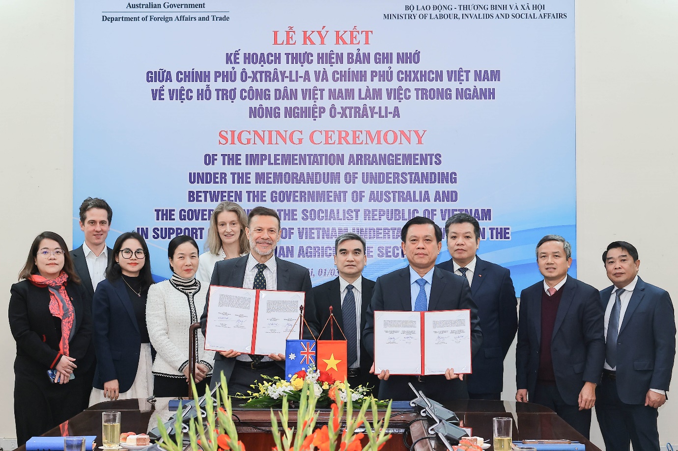 Ngày 01/3, Thứ trưởng Bộ LĐTBXH Nguyễn Bá Hoan và Đại sứ Astralia tại Việt Nam Andrew Goledzinowski ký Bản Ghi nhớ hợp tác hỗ trợ công dân Việt Nam sang Australia làm việc trong ngành nông nghiệp (ảnh Tống Giáp)