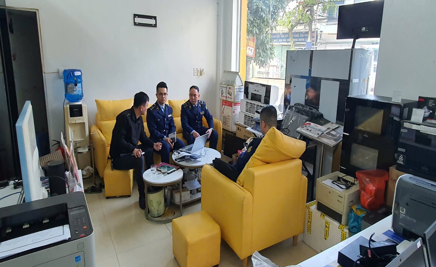 Lực lượng Quản lý thị trường tỉnh Cao Bằng vừa phát hiện và xử phạt một doanh nghiệp trên địa bàn phường Thục Phán do sử dụng website để kinh doanh trực tuyến các mặt hàng điện tử, gia dụng… nhưng không thực hiện thủ tục thông báo website thương mại điện tử theo quy định của pháp luật.