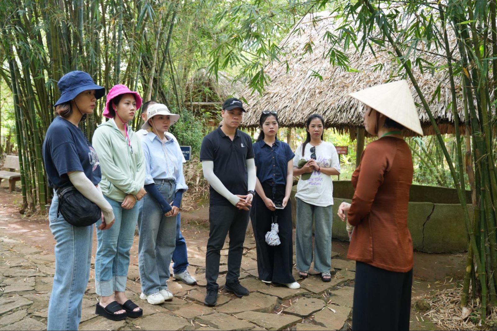 Và được nghe về bài học chiến tranh nhân dân tài tình của quân đội ta tại địa đạo Vịnh Mốc