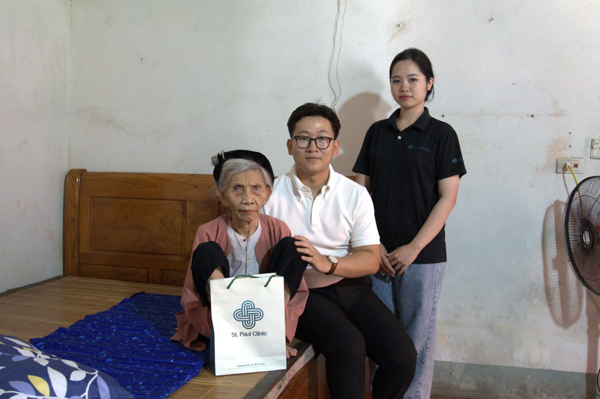 Đoàn thăm hỏi và trao quà tri ân Mẹ Việt Nam anh hùng Nguyễn Thị Giữ