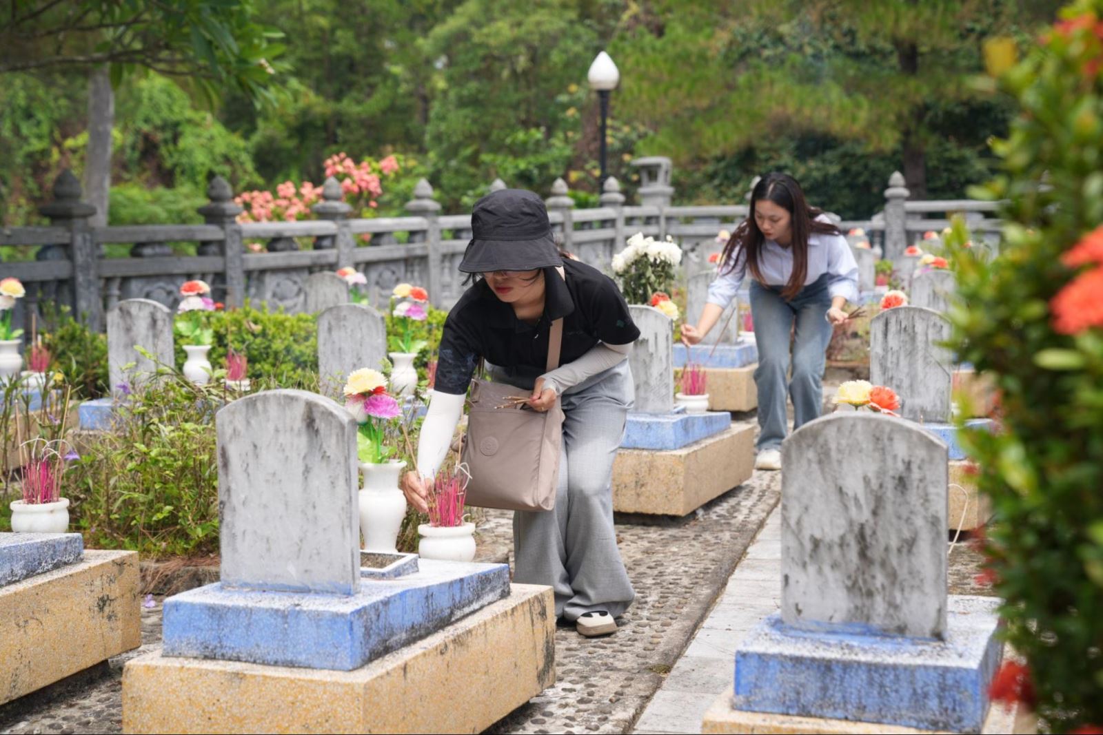 án bộ, nhân viên Phòng khám da liễu St. Paul thắp hương các anh hùng liệt sĩ tại Nghĩa trang Trường Sơn và Thành cổ Quảng Trị