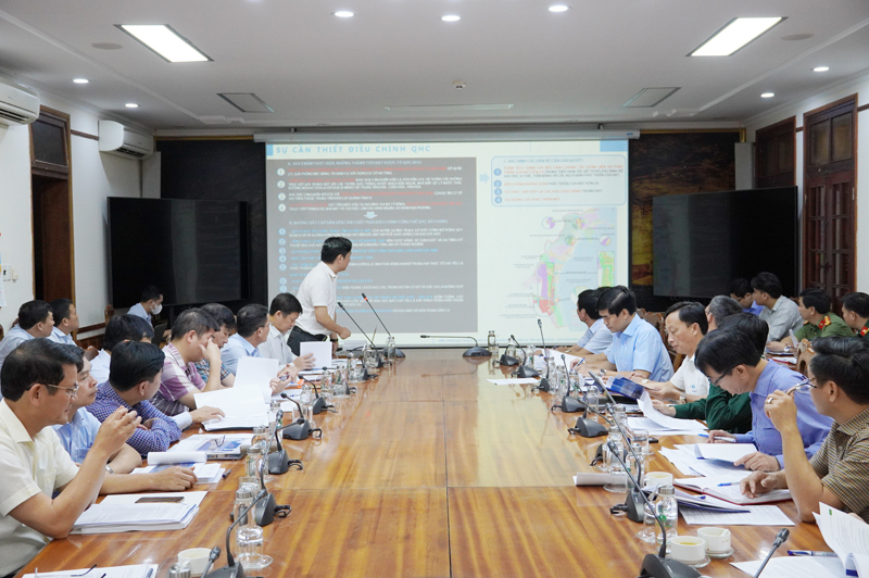 Đại diện đơn vị tư vấn trình bày đồ án điều chỉnh quy hoạch.