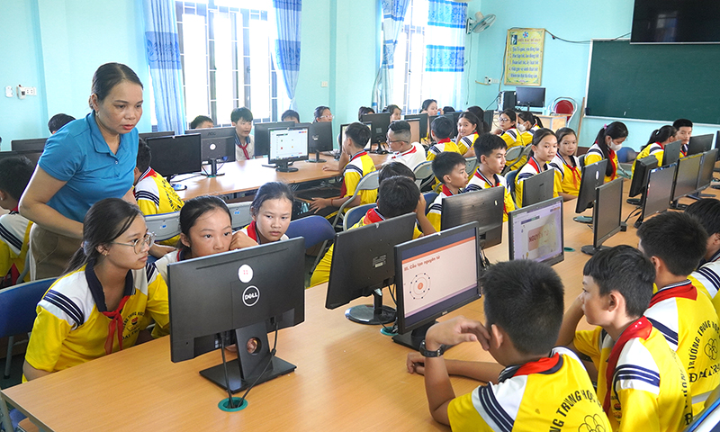 Chuyển đổi số trong giáo dục tại trường học.