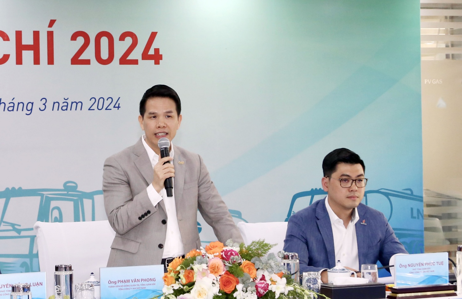 Ông Nguyễn Văn Phong - Tổng Giám đốc PV GAS trao đổi thông tin báo chí