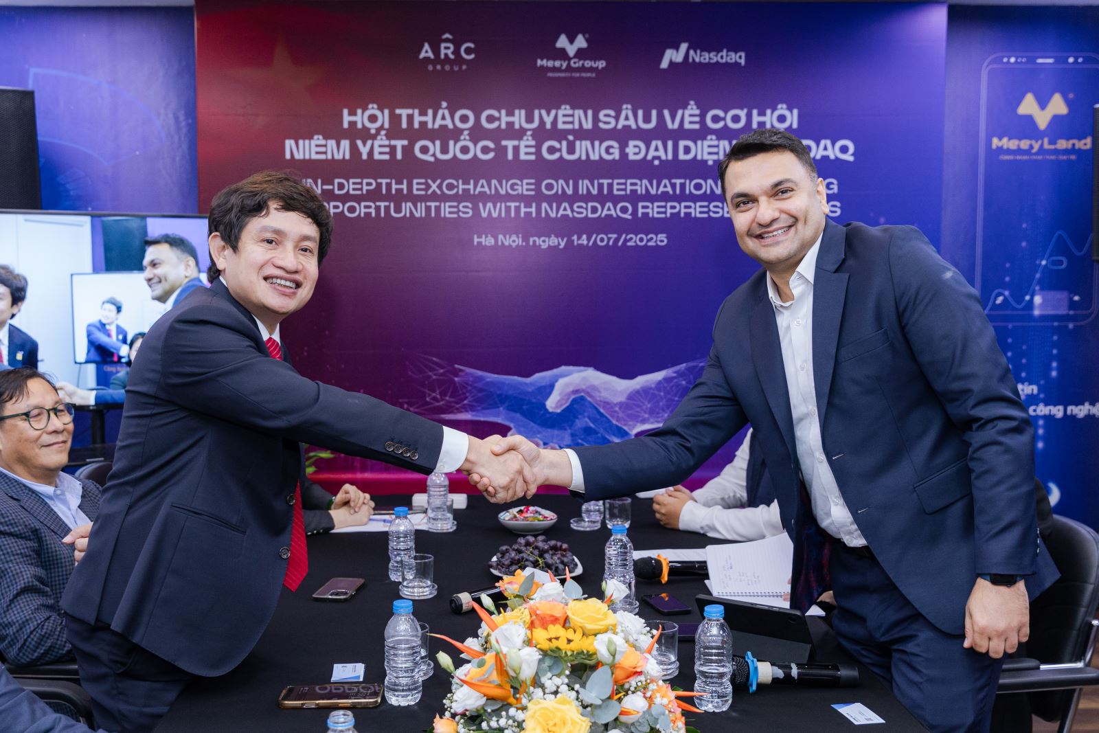 Ông Hoàng Mai Chung cùng ông Hiren Krishnani, Giám đốc Quan hệ Nhà đầu tư và IPO, NASDAQ, thảo luận về tiềm năng IPO trên sàn Nasdaq. Ảnh: Meey Group