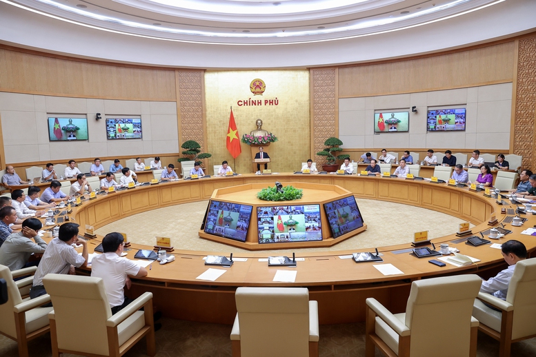 Thủ tướng nêu rõ, để đạt được mục tiêu tăng trưởng kinh tế 8,3 - 8,5% trong năm 2025, tăng trưởng cao nhưng phải bền vững, một trong những động lực là thúc đẩy đầu tư công - Ảnh: VGP/Nhật Bắc