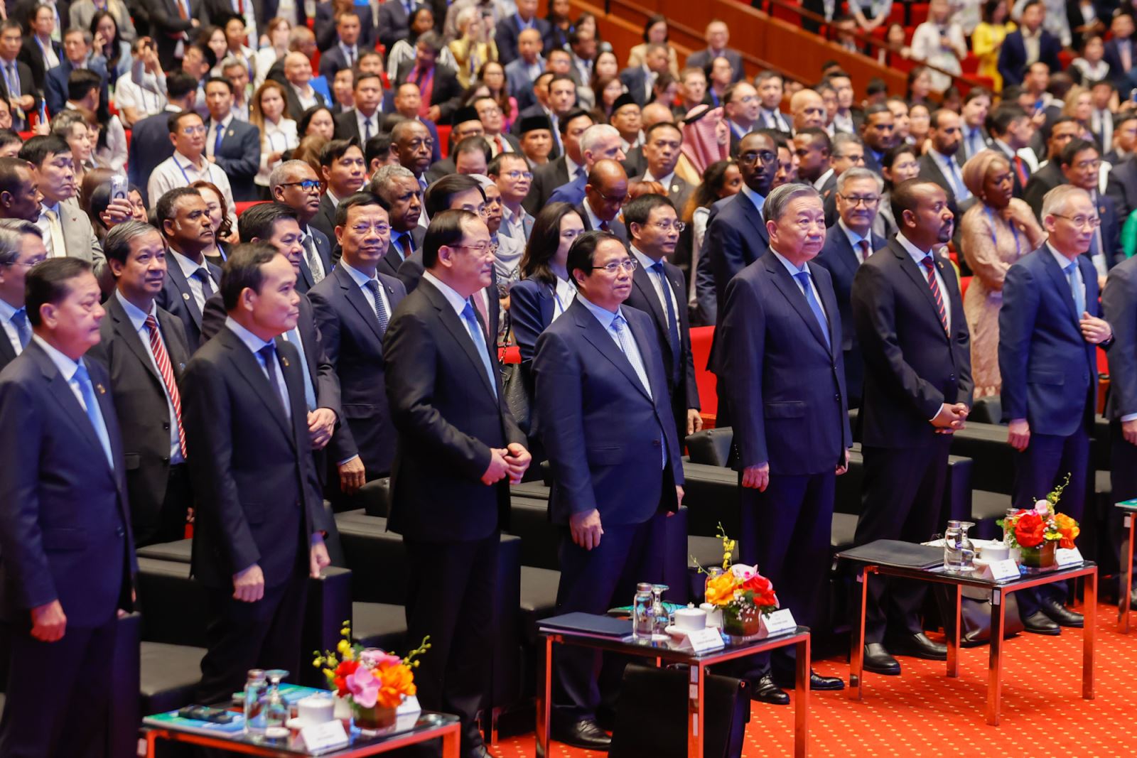 Tổng Bí thư Tô Lâm, Thủ tướng Phạm Minh Chính và các đại biểu tham dự lễ khai mạc Hội nghị - Ảnh: VGP/Nhật Bắc