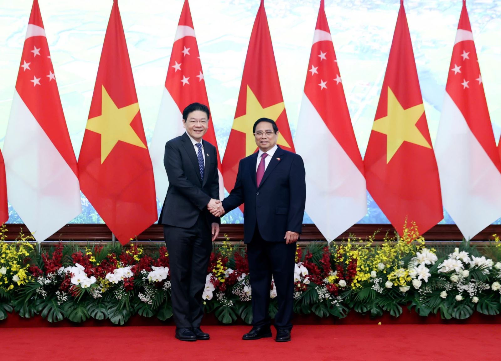 Thủ tướng Phạm Minh Chính và Thủ tướng Singapore Lawrence Wong - Ảnh: VGP/Nhật Bắc